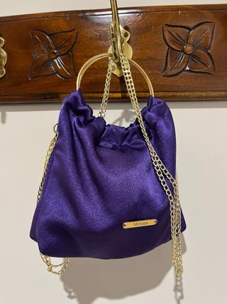 Bolso de mano morado con aro dorado