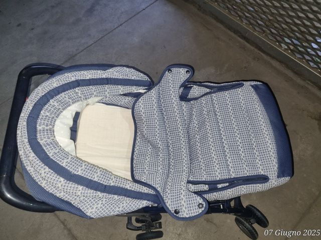 Passeggino blu e grigio