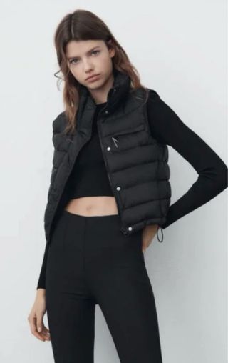 Chaleco acolchado cropped negro Zara