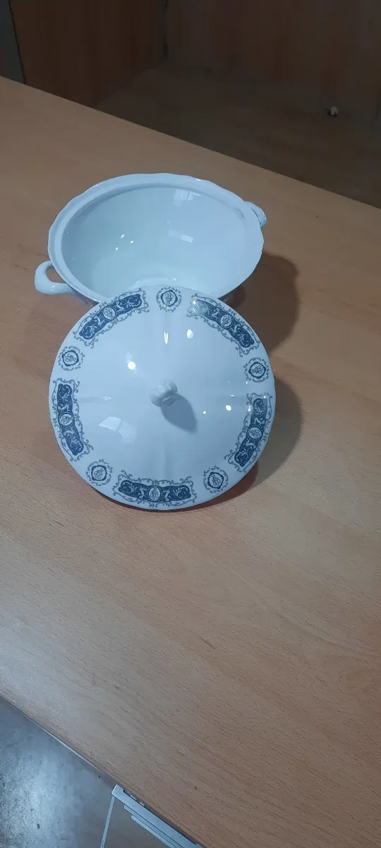 Sopera de porcelana con tapa