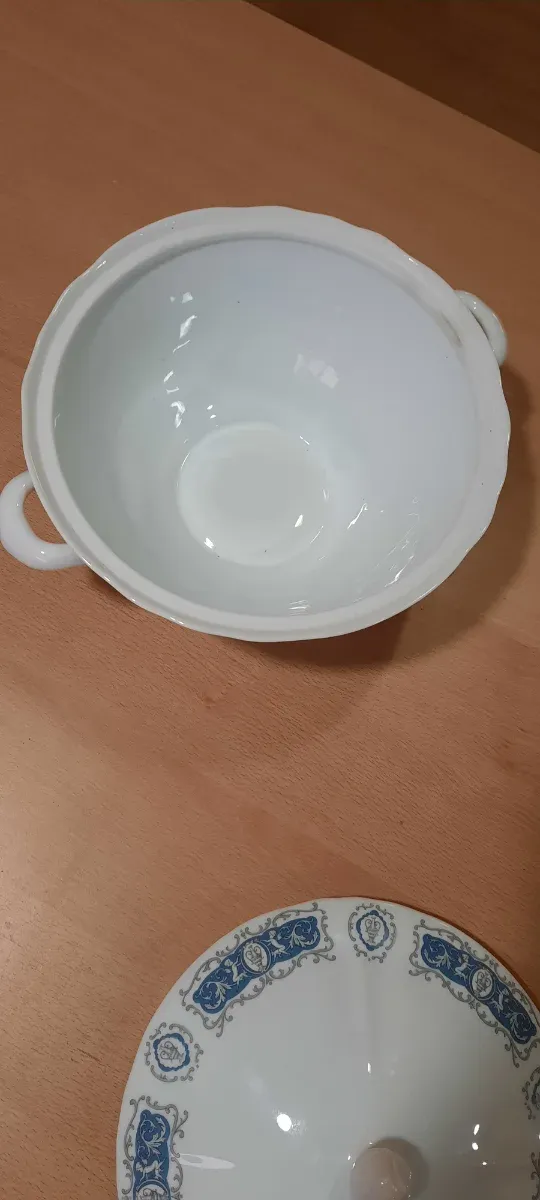 Sopera de porcelana con tapa
