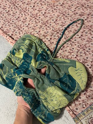 Top verde y amarillo estampado y con aperturas