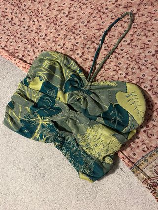 Top verde y amarillo estampado y con aperturas