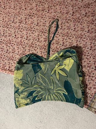 Top verde y amarillo estampado y con aperturas