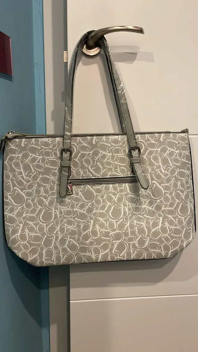 Bolso grande gris y blanco