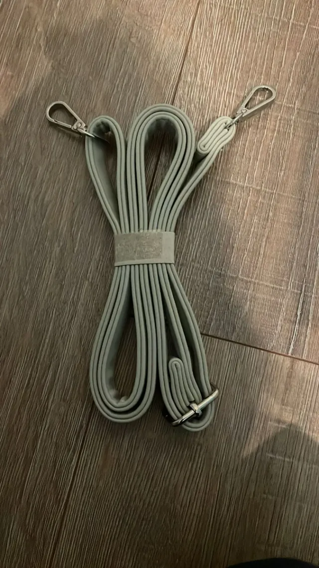 Bolso grande gris y blanco