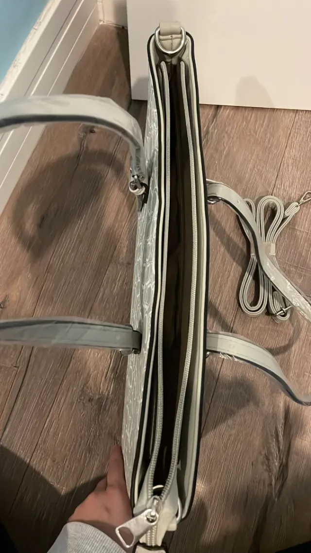 Bolso grande gris y blanco