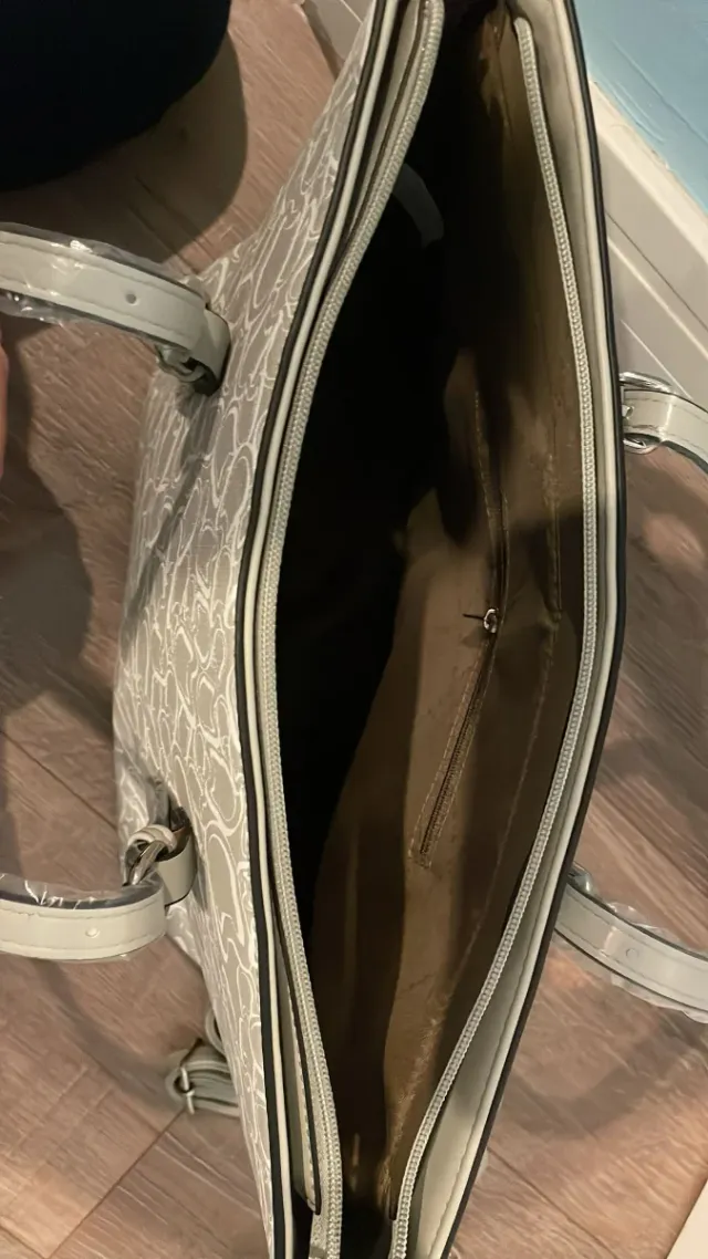 Bolso grande gris y blanco