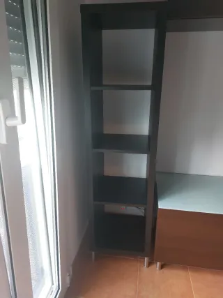 Mueble de cubos negro con patas