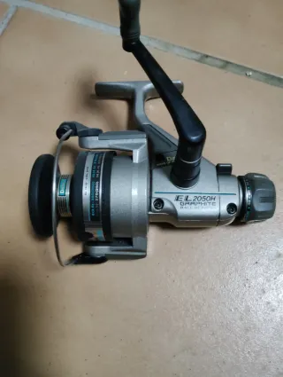Carrete de pesca Daiwa EL 2050H Graphite