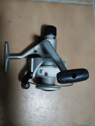 Carrete de pesca Daiwa EL 2050H Graphite