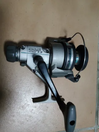Carrete de pesca Daiwa EL 2050H Graphite