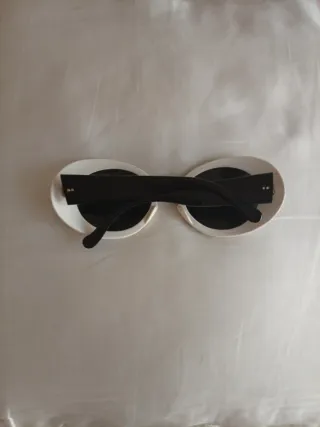 Occhiali da sole anni 60 bianchi e neri