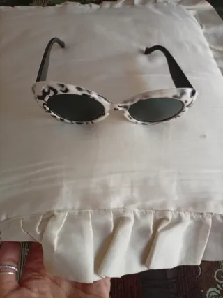 Occhiali da sole anni 60 bianchi e neri
