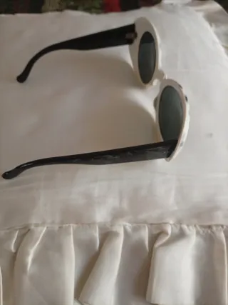Occhiali da sole anni 60 bianchi e neri