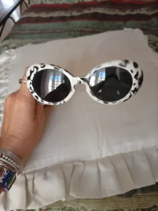 Occhiali da sole anni 60 bianchi e neri