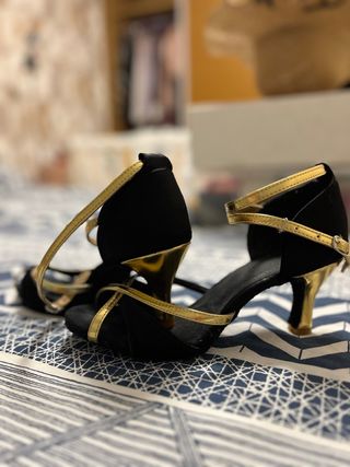 Zapatos de baile negros y dorados