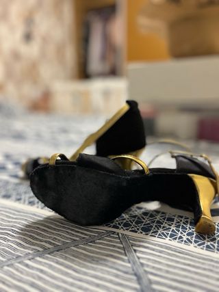Zapatos de baile negros y dorados