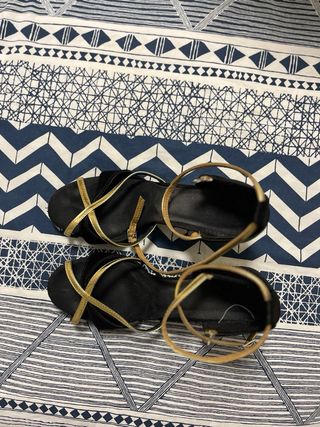 Zapatos de baile negros y dorados