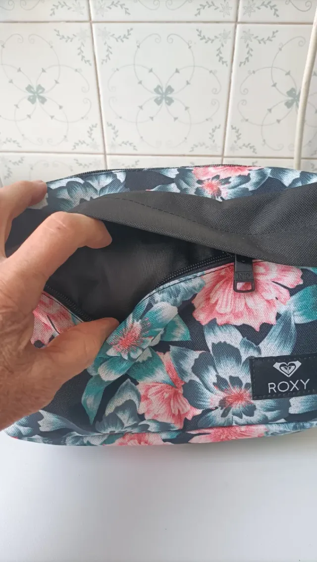 Estuche Roxy floral ,para