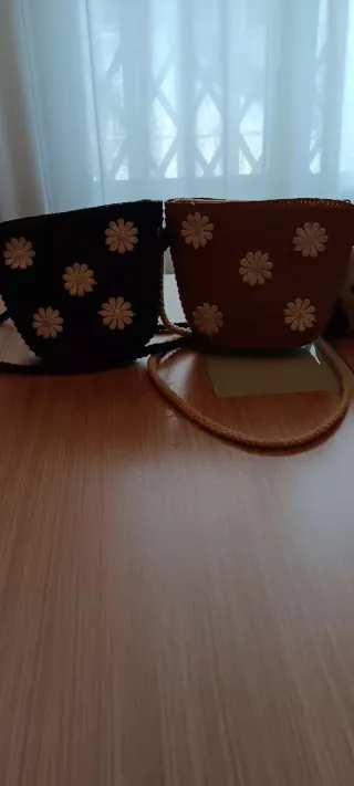 Dos bolsitos de niñas con flores los dos 15 euros