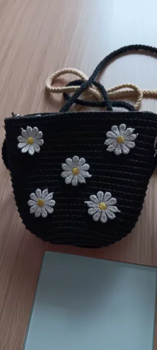 Dos bolsitos de niñas con flores los dos 15 euros
