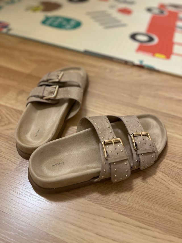 Sandalias Lefties Beige con Tachuelas Doradas