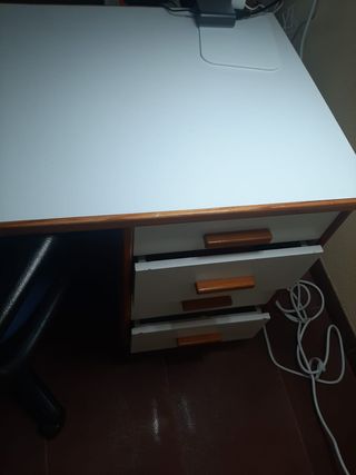 Mesa de estudio blanca con bordes de pino