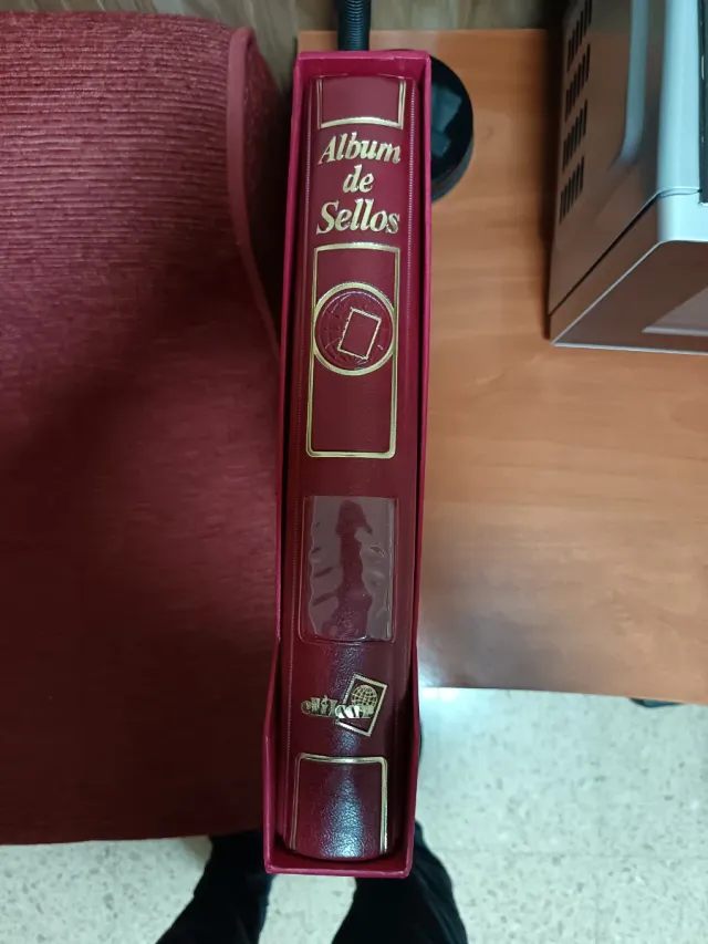 Álbum de Sellos Rojo con Estuche sellos del 84-88