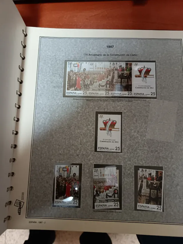 Álbum de Sellos Rojo con Estuche sellos del 84-88