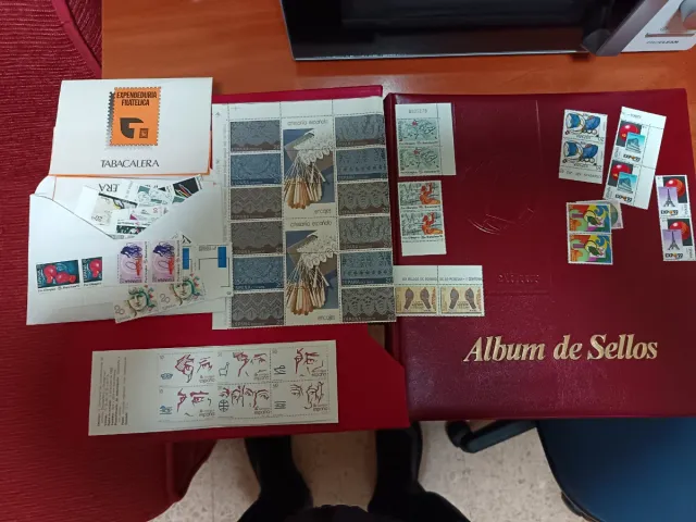 Álbum de Sellos Rojo con Estuche sellos del 84-88