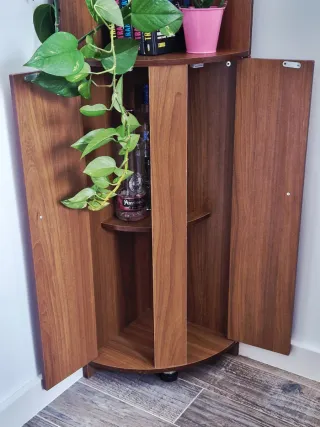 Estantería esquinera de madera