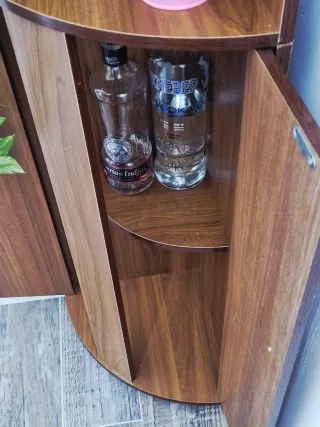 Estantería esquinera de madera