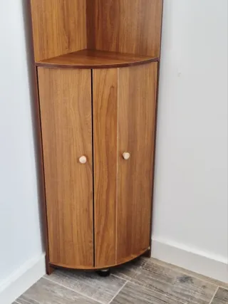 Estantería esquinera de madera