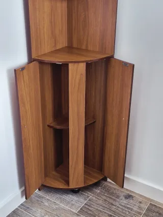 Estantería esquinera de madera