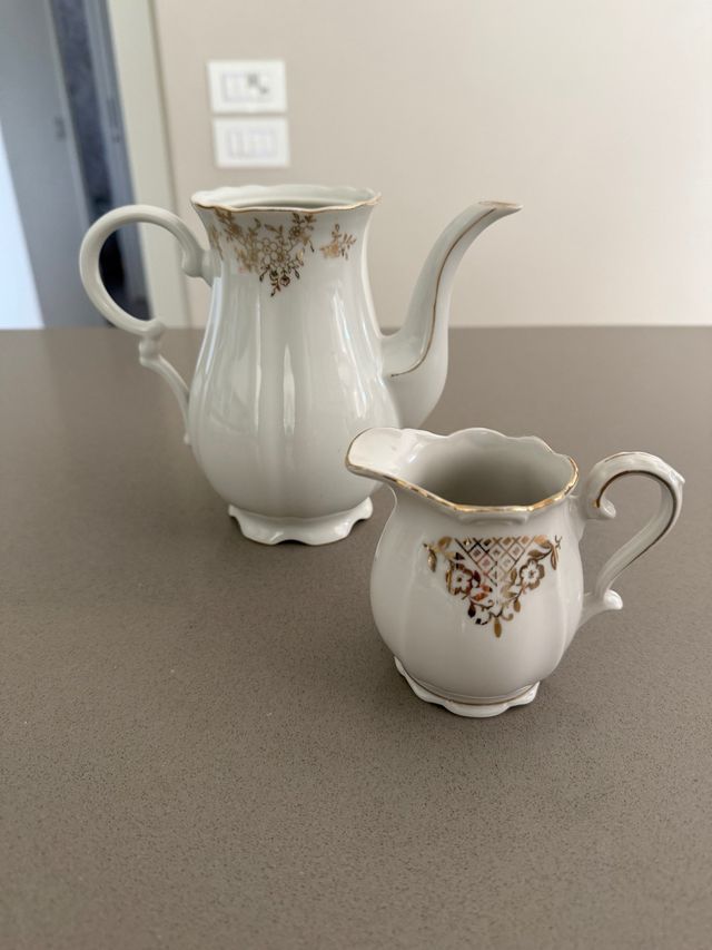 Lattiera e teiera in ceramica bianca con decori