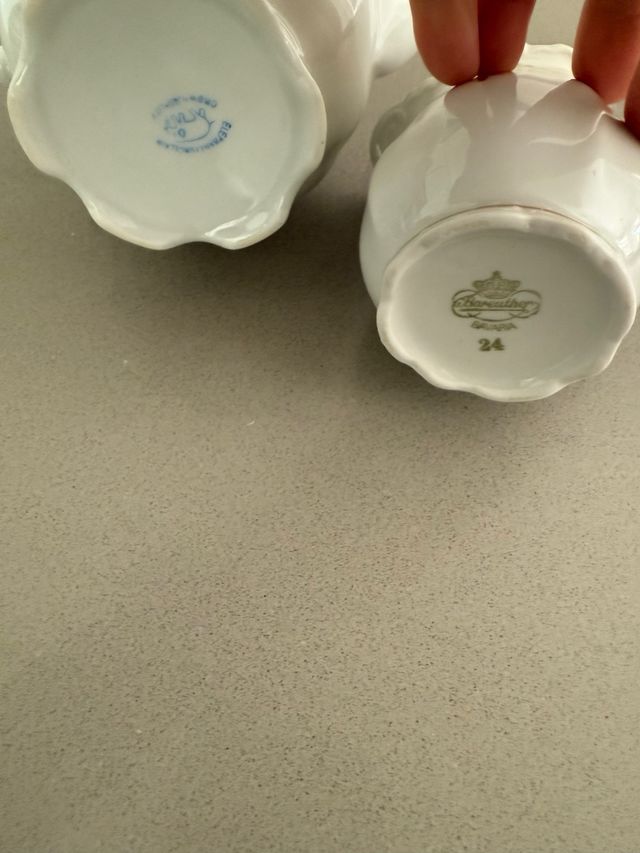 Lattiera e teiera in ceramica bianca con decori