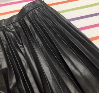 Falda Mango efecto piel