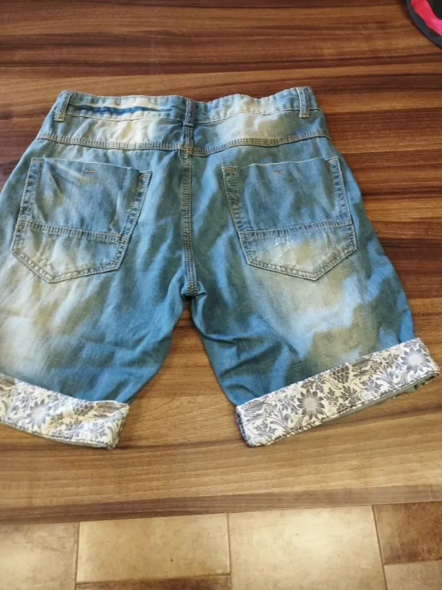 Pantalón corto vaquero desgastado con estampado