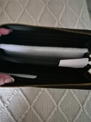 Cartera Guess negra acolchada con correa