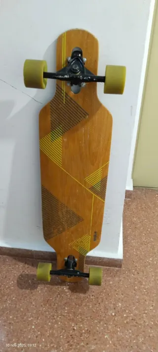 Longboard de madera con diseño