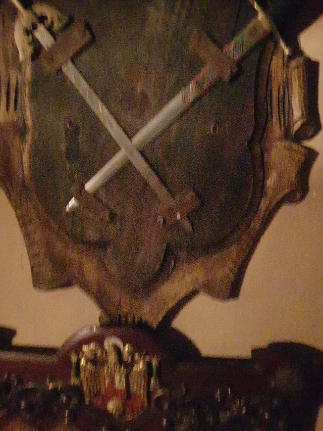 Antiguo escudo heráldico tallado madera