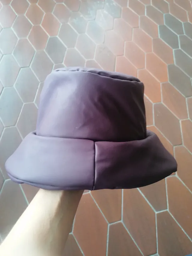 Gorro de lluvia Zara burdeos