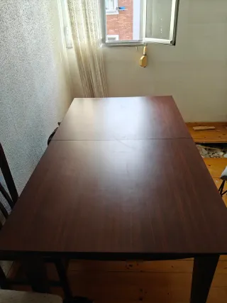 Mesa comedor extensible madera con 4 sillas.