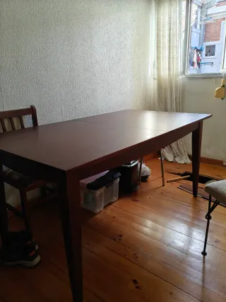 Mesa comedor extensible madera con 4 sillas.