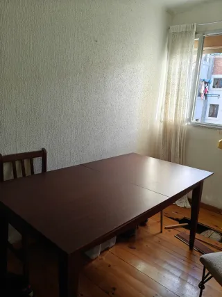Mesa comedor extensible madera con 4 sillas.