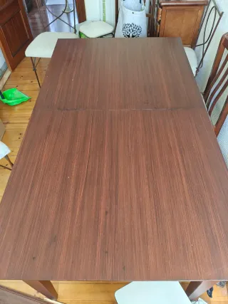 Mesa comedor extensible madera con 4 sillas.