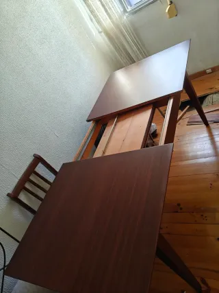 Mesa comedor extensible madera con 4 sillas.