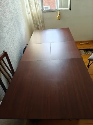 Mesa comedor extensible madera con 4 sillas.