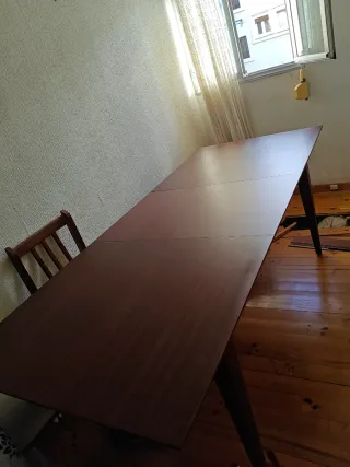 Mesa comedor extensible madera con 4 sillas.